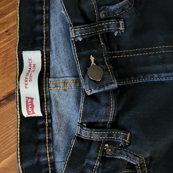 LIKE NEW!Levi's Slim Jeans - Picture 2 of 6